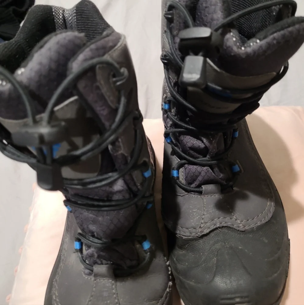 Columbia Womens Size 7 Waterproof 200 grams‎ Winter Snowboots.